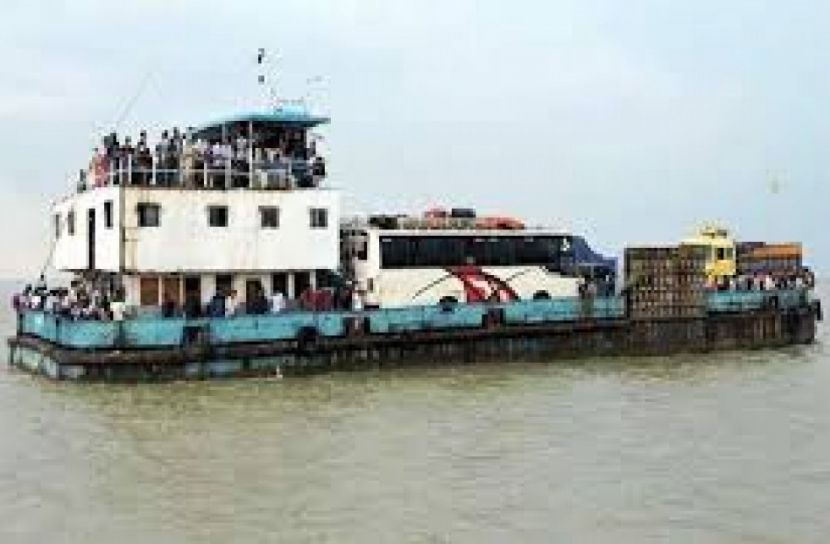 পদ্মায় বিকল্প চ্যানেলে ফেরি চলাচল শুরু
