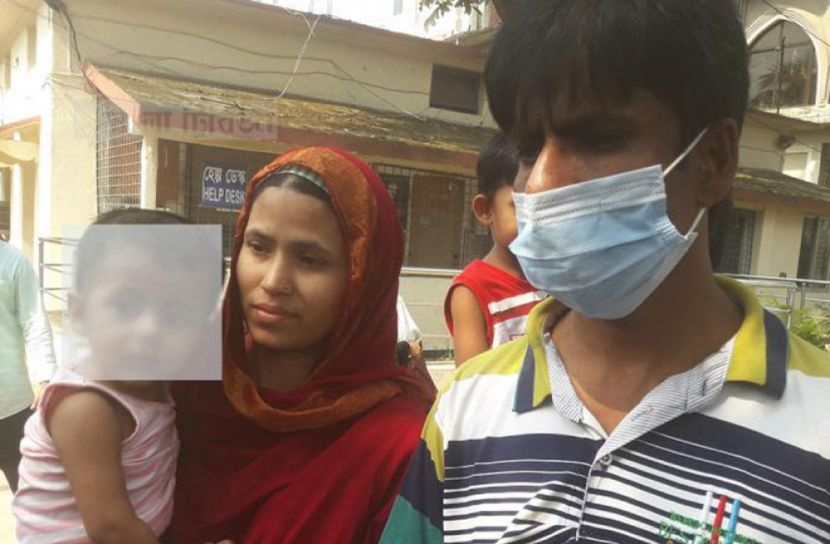 মায়ের কোলে চড়ে বাবাকে নিয়ে ঘরে ফিরলো ৭ মাসের শিশু