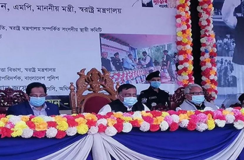 চট্টগ্রামে অস্ত্রসহ ৩৪ জলদস্যুর আত্মসমর্পণ