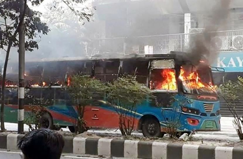 রাজধানীর সাত স্থানে বাসে আগুন