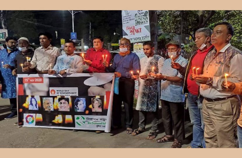 সড়ক দুর্ঘটনায় নিহতদের স্মরণে মোমবাতি প্রজ্জ্বলন