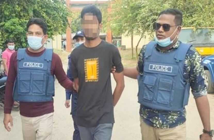 স্ত্রীর শরীরে আগুন দেওয়ায়  স্বামী আটক