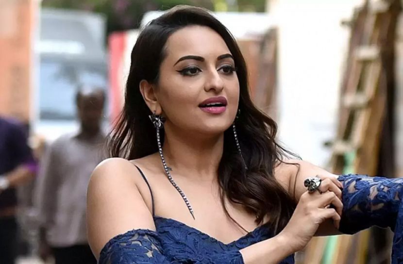 শীতে উত্তাপ ছড়াচ্ছেন সোনাক্ষী