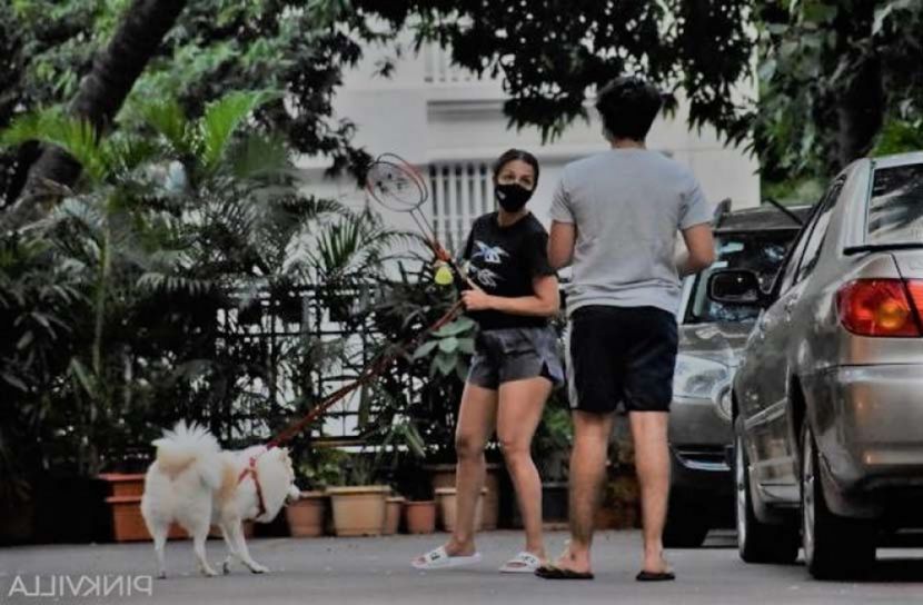 ক্রিকেট ও ব্যাডমিন্টন খেলছেন মালাইকা 