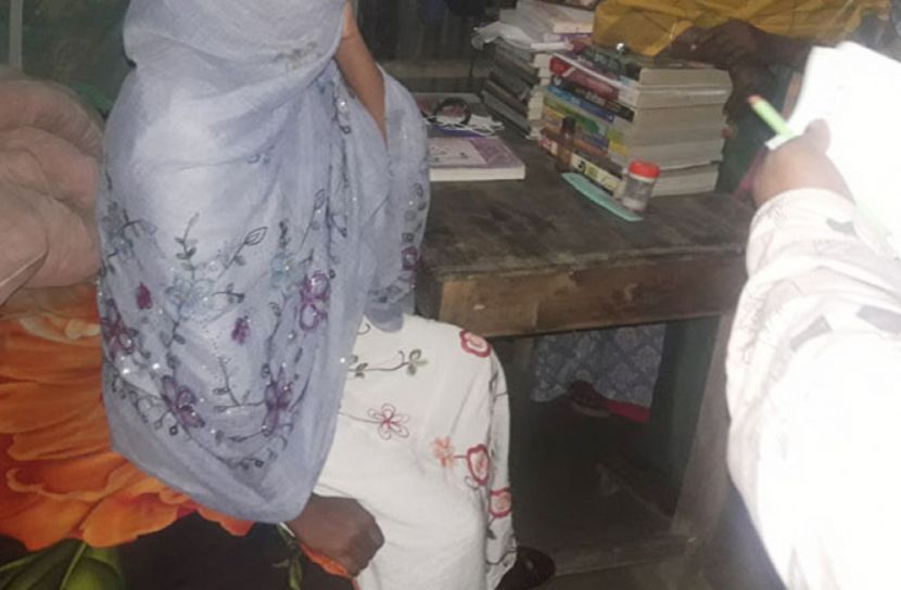 বিয়ের দাবিতে প্রেমিকের বাড়িতে শিক্ষিকার অনশন