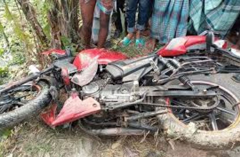 নাটোরে মোটরসাইকে নিয়ন্ত্রণ হারিয়ে নিহত ৩