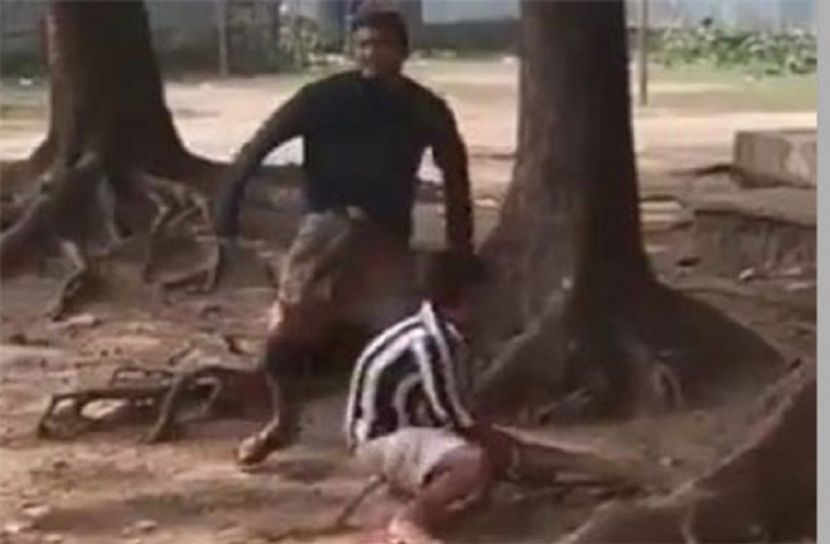 টাকার জন্য স্কুল দফতরিকে বেঁধে নির্যাতন