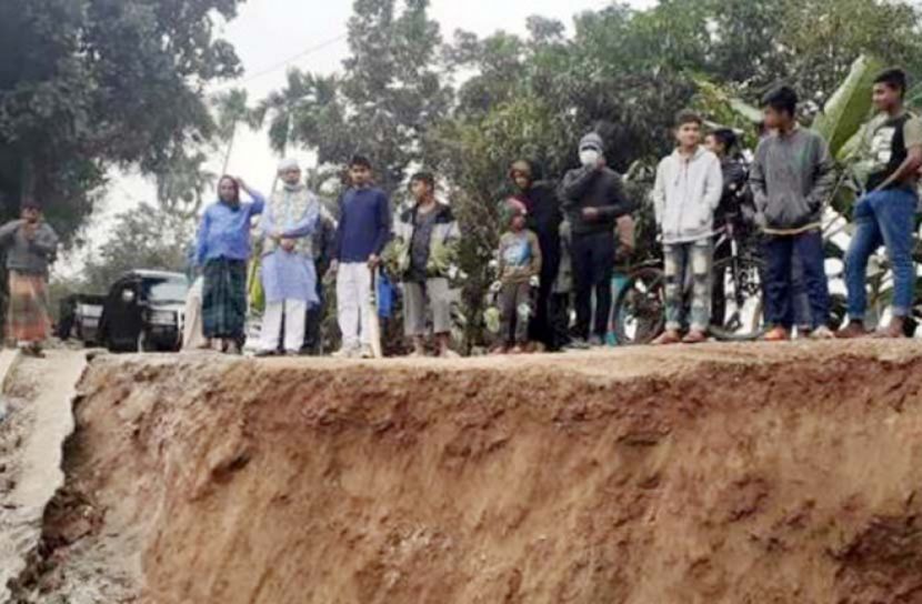 সড়কসহ ভূমি নদীতে, যান চলাচল বন্ধ