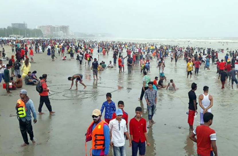 পর্যটকে মুখর কক্সবাজার সৈকত