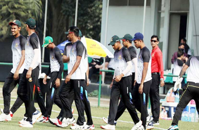 বৃষ্টির বাগড়া শেষে খেলা চলছে