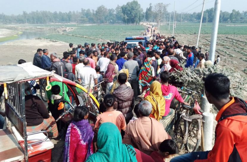 ঘাঘট নদীতে বালু উত্তোলন, গ্রামবাসীর বিক্ষোভ