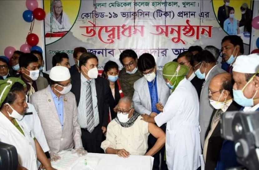 টিকা গ্রহণ করে কার্যক্রমের উদ্বোধন করলেন খুলনা সিটি মেয়র