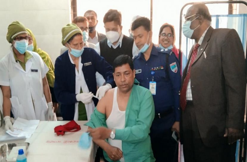 নড়াইলে করোনা ভ্যাকসিন  উদ্বোধন করলেন মাশরাফি