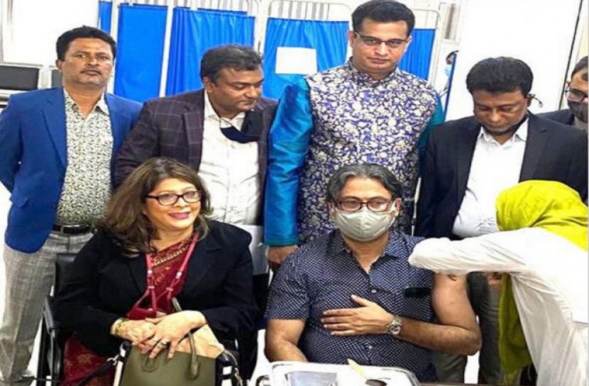 সস্ত্রীক টিকা নিলেন যুবলীগ চেয়ারম্যান