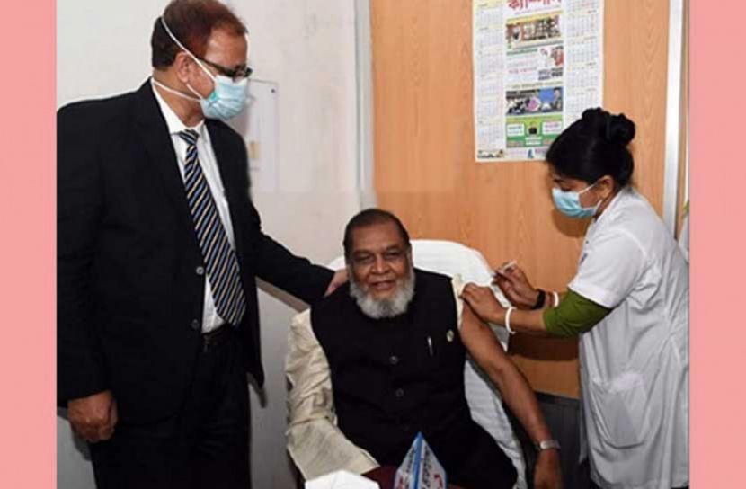 করোনার টিকা নিলেন মুক্তিযুদ্ধ বিষয়ক মন্ত্রী