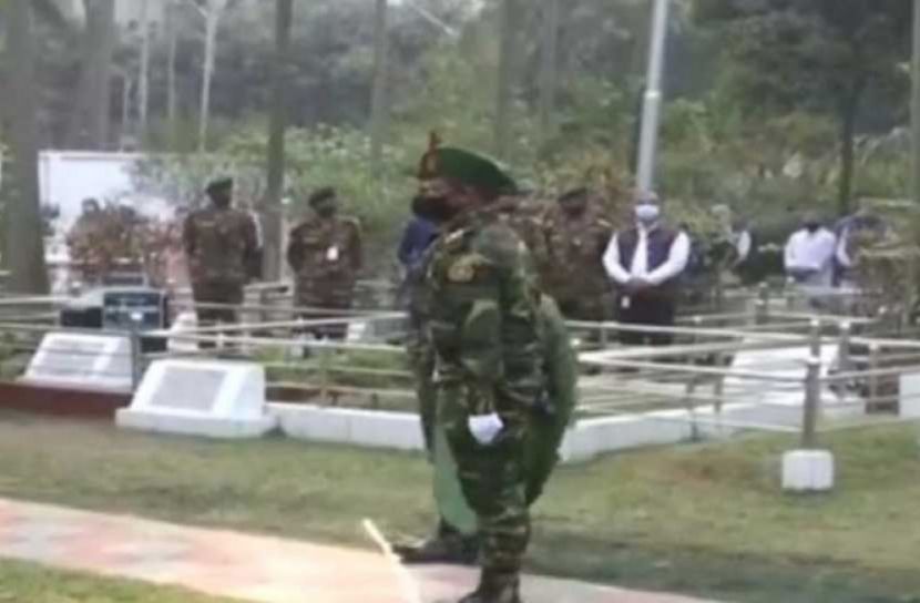 সেনা কর্মকর্তাদের সমাধিতে রাষ্ট্রপতি-প্রধানমন্ত্রীর শ্রদ্ধা