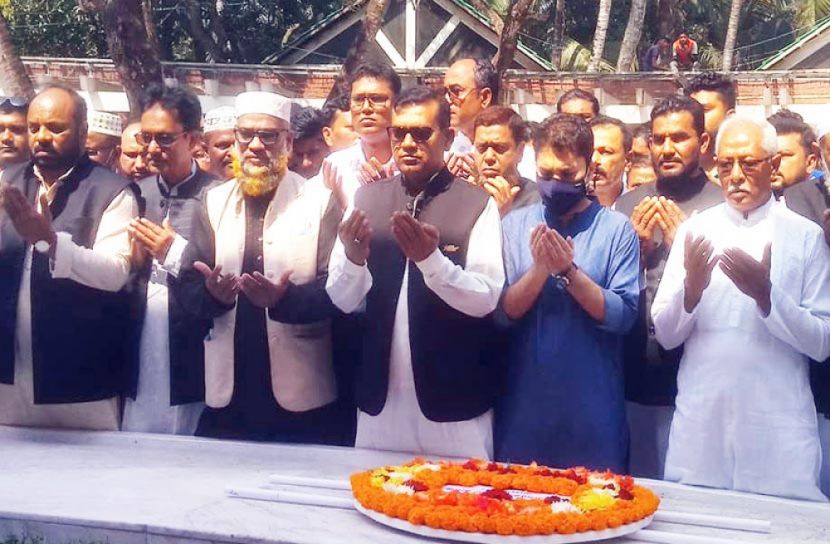 বঙ্গবন্ধুর সমাধিতে পৌর মেয়রের শ্রদ্ধা