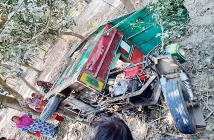 আলমসাধু উল্টে বিক্রয় প্রতিনিধি নিহত