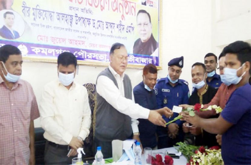 কমলগঞ্জে ভোটারদের মাঝে স্মার্ট কার্ড বিতরণ
