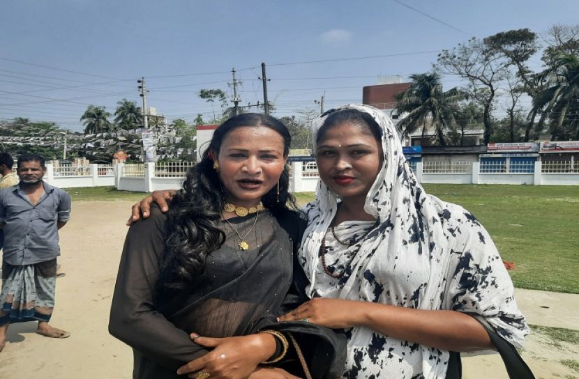 ভোলায় বাটনে ভোট দিলেন মাদুরি ও আদুরি