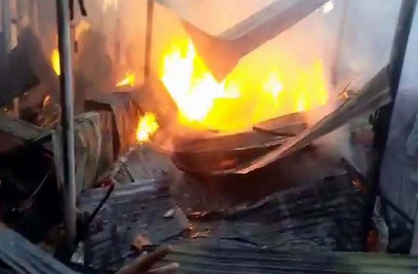 রংপুরে আগুন লেগে ৩০ দোকান ছাঁই
