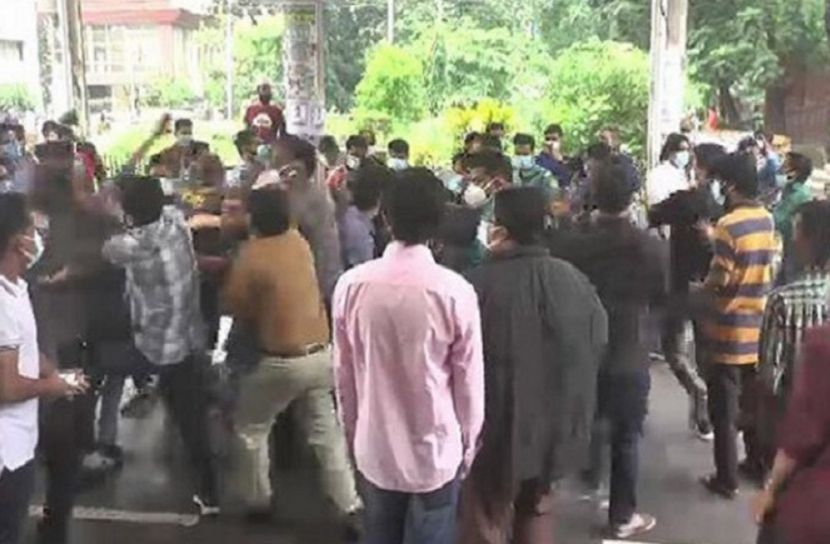 চমেকে ছাত্রলীগের দু’পক্ষের সংঘর্ষ