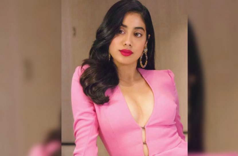 সোশ্যাল মিডিয়ায় ঝড় তুললেন জাহ্নবী