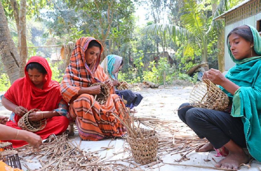 ফুলছড়িতে কচুরিপানায় তৈরি দৃষ্টিন্দন হস্তশিল্প