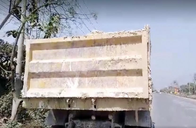 ট্রাক থেকে কাদা মাটি মহাসড়কে, দুর্ঘটনার আশঙ্কা