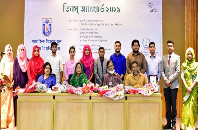 খুবির ১৩ শিক্ষার্থীকে ডিনস অ্যাওয়ার্ড প্রদান
