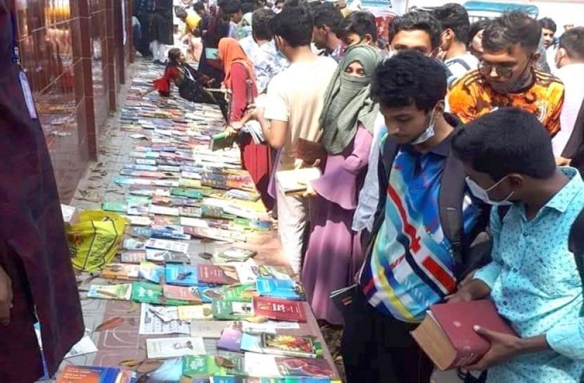 পুঁথি সরণি উৎসবে সড়কজুড়ে বই আর বই