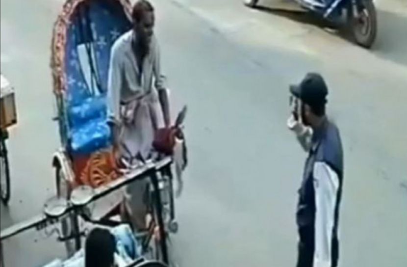 রিকশাচালককে পুলিশের ‘স্যালুট’ 