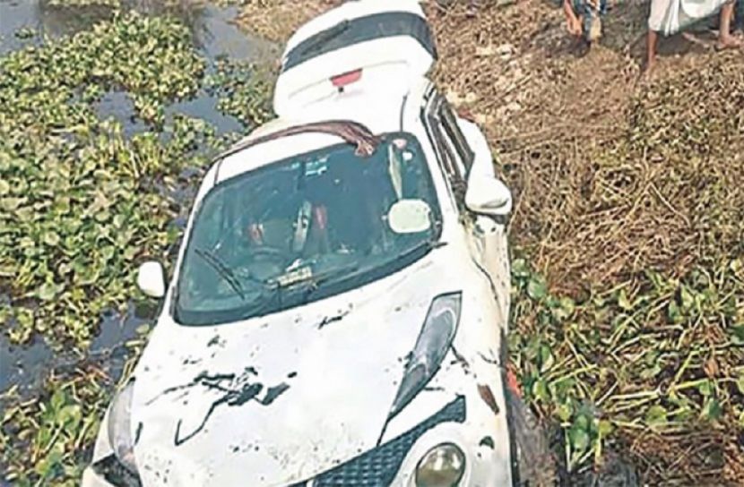 নিয়ন্ত্রণ হারিয়ে প্রাইভেট কার নদীতে, নিহত ২