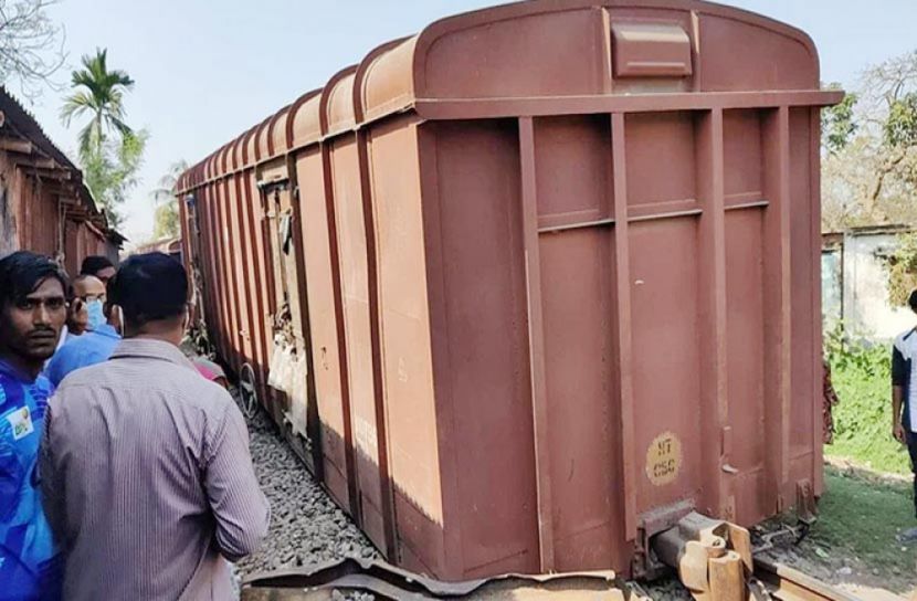 মালবাহী ট্রেন ও রেলওয়ে ট্রলির সংঘর্ষে ৫টি বগি লাইনচ্যুত