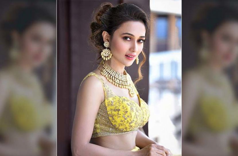 অনলাইনে প্রতারণার শিকার মিমি