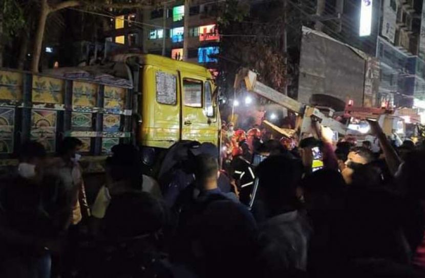 ট্রাক নিয়ন্ত্রণ হারিয়ে ফুটপাতে, নিহত ২