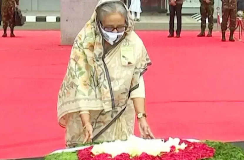 বঙ্গবন্ধুর প্রতিকৃতিতে প্রধানমন্ত্রীর শ্রদ্ধা