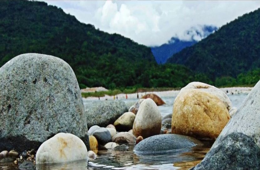 সৌন্দর্যের লীলাভূমি ভোলাগঞ্জে পাহাড়-পাথর ও পানির মিতালী