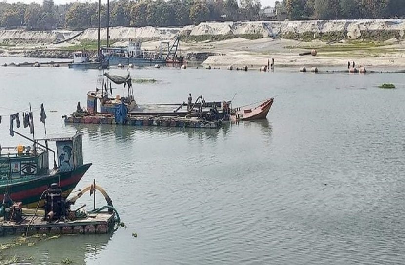 মহানন্দায় ভূয়া ইজারায় অবৈধভাবে বালু উত্তোলনের মহোৎসব