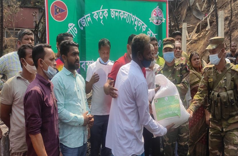 রাঙামাটিতে অগ্নিকাণ্ডে ক্ষতিগ্রস্তরের পাশে দাঁড়ালো সেনাবাহিনী