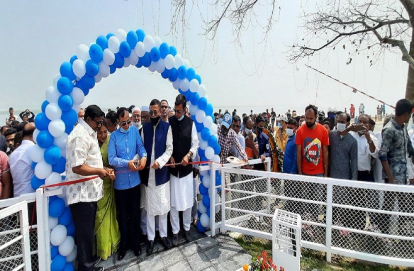যমুনার তীরে  বঙ্গবন্ধুর প্রকাশিত বইয়ে মোড়ক সম্বলিত ভাস্কর্য
