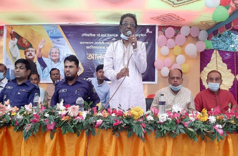 উন্নয়নশীল দেশে উত্তরণে চাটমোহর থানার আয়োজনে আনন্দ উদযাপন