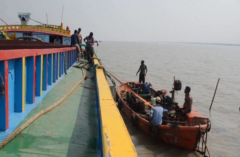 মোংলায় ডুবন্ত কার্গো জাহাজের কয়লা উত্তোলন শুরু 