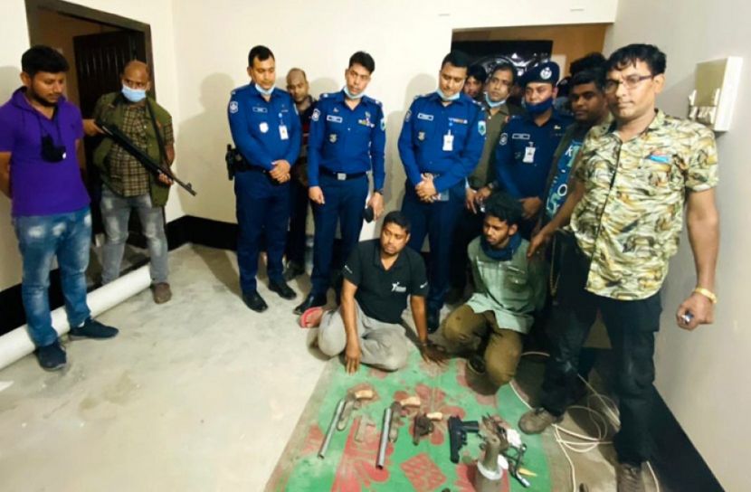 পাবনায় অবৈধ অস্ত্র কারখানা, আটক ২