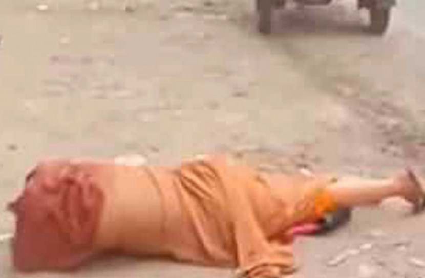 বাস থেকে প্রতিবন্ধী নারীকে ফেলে দেয়ায় চালক হেলপার আটক