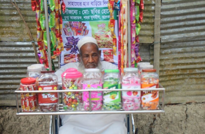 হুইলচেয়ারেই ভ্রাম্যমাণ দোকান গড়ে দিলেন সেই যুবক