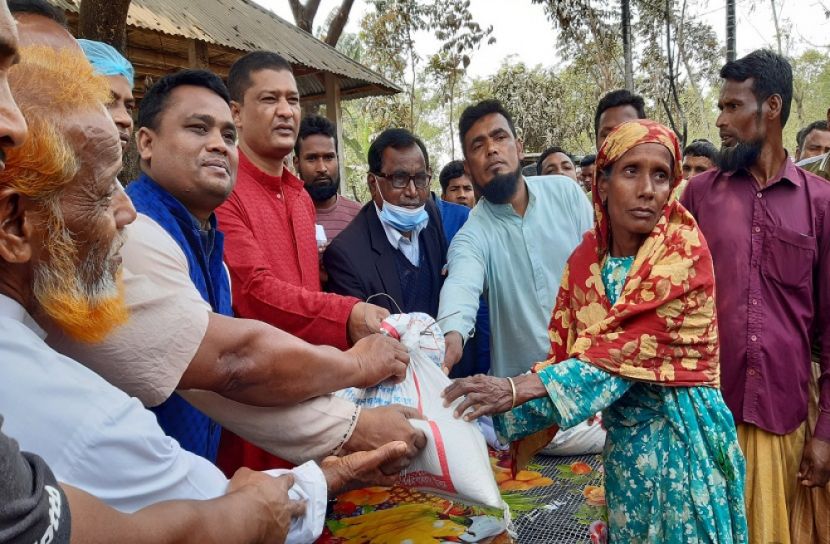 পঞ্চগড়ে অগ্নিকাণ্ডে ক্ষতিগ্রস্থ পরিবারদের মাঝে ত্রাণ বিতরণ