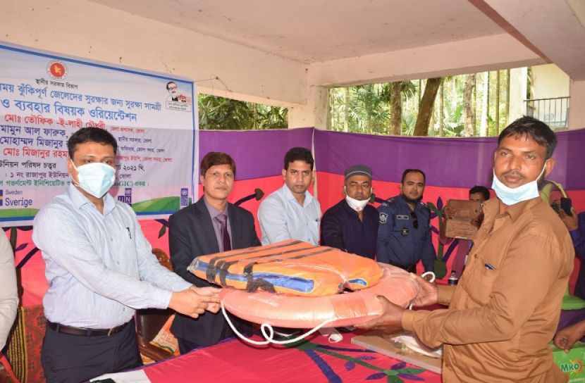 ভোলায় জেলেদের মধ্যে সুরক্ষা সামগ্রী বিতরণ