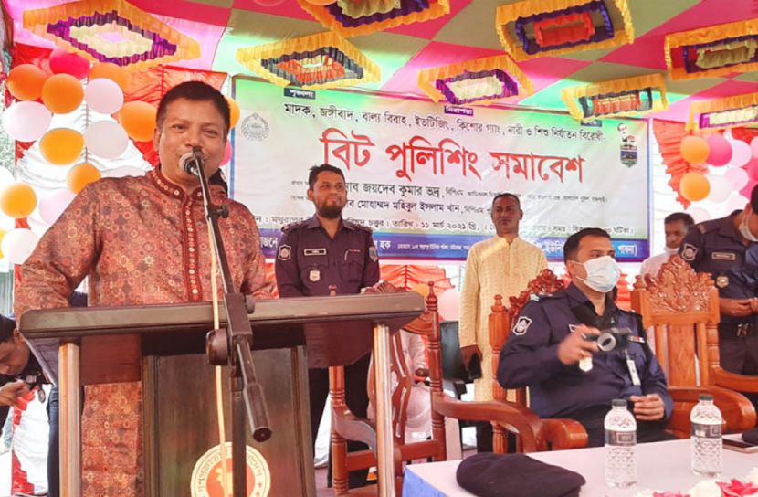 ‘ভাল থাকতে চাইলে পুলিশের পাশে থাকতে হবে’