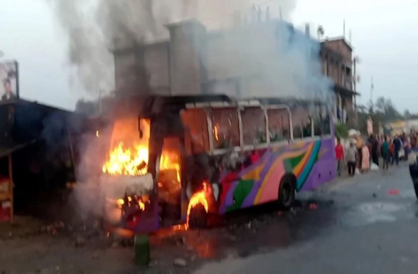 সিলিন্ডার বিস্ফোরণে বাসে আগুন, শিশুসহ নিহত ২